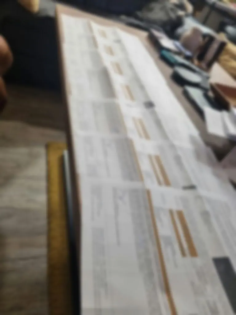 Hromada výzev k zaplacení rozložená na stole